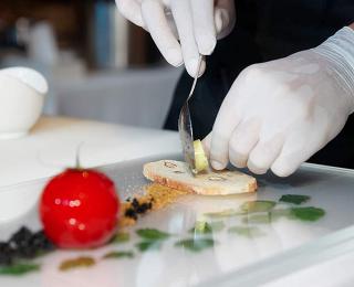 Зачем нужны перчатки при работе с пищевыми продуктами?