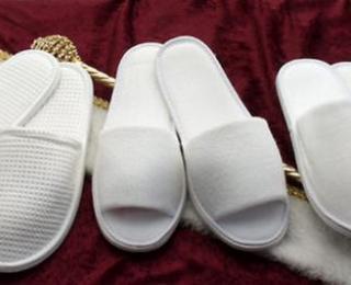 Одноразовые тапочки в гостинице 